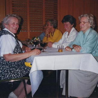 Kassel-Fahrt im Jahre 1998: Abendessen, eingeladen vom Freundeskreis Kasseler Stadtgeschichte; Foto: Ingeborg Korb