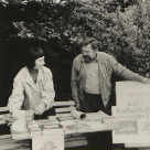 Bild: Ausstellung der Fachgruppe auf dem Straßenfest 1987, im Bild: Ilse Jehnichen und Claus Uhlrich. Foto: Wolfgang Grundmann. In: Sächsisches Staatsarchiv, Staatsarchiv Leipzig, 21758 Kulturbund der DDR, Fachgruppe Stadtgeschichte, Nr. 185