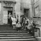 Bild: Arbeitseinsatz im Schloss Wiederau, Fachgruppenmitglieder auf der Treppe des Schlosses. In: Sächsisches Staatsarchiv, Staatsarchiv Leipzig, 21758 Kulturbund der DDR, Fachgruppe Stadtgeschichte, Nr. 143