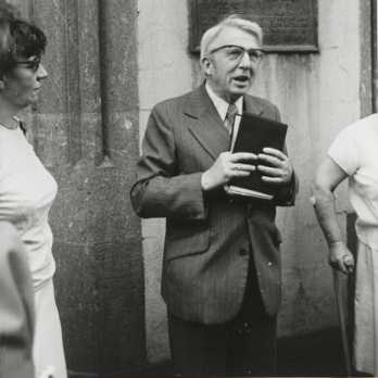 Bild: Stadtführung mit Heinz Voigt vor dem Alten Rathaus, undatiert. In: Sächsisches Staatsarchiv, Staatsarchiv Leipzig, 21758 Kulturbund der DDR, Fachgruppe Stadtgeschichte, Nr. 143