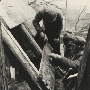 Bild: Dachstuhlarbeiten am Schloss Wiederau, undatiert. In: Sächsisches Staatsarchiv, Staatsarchiv Leipzig, 21758 Kulturbund der DDR, Fachgruppe Stadtgeschichte, Nr. 142