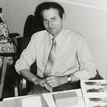 Bild: Wolfgang Grundmann im Klub der Intelligenz, 1987. Foto: Kurt Pannicke. In: Sächsisches Staatsarchiv, Staatsarchiv Leipzig, 21758 Kulturbund der DDR, Fachgruppe Stadtgeschichte, Nr. 144
