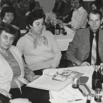 Bild: Erste Bezirksdelegiertenkonferenz Leipzig der Gesellschaft für Heimatgeschichte am 29. November 1980 im Klub der Intelligenz, Elsterstr. 35; im Bild v. l. n. r.: Maria Kolb, Charlotte Sonntag, Christel Haase, Wolfgang Grundmann. Foto: Kurt Pannicke. In: Sächsisches Staatsarchiv, Staatsarchiv Leipzig, 21758 Kulturbund der DDR, Fachgruppe Stadtgeschichte, Nr. 144