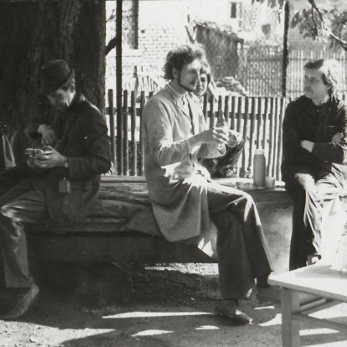 Bild: Arbeitseinsatz im Schloss Wiederau, Mittagspause. Im Bild v. l. n. r.: Petra Oelschlaeger, Wolfgang Grundmann, Dr. Detlef Hinneburg; undatiert. In: Sächsisches Staatsarchiv, Staatsarchiv Leipzig, 21758 Kulturbund der DDR, Fachgruppe Stadtgeschichte, Nr. 144