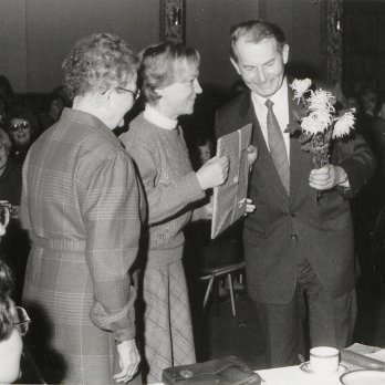 Bild: Auszeichnung von Herrn Grundmann durch Frau Brigitte Richter und Frau Bemmann, Autorin Marion Wenzel In: Sächsisches Staatsarchiv, Staatsarchiv Leipzig, 21758 Kulturbund der DDR, Fachgruppe Stadtgeschichte, Nr. 144